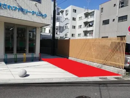 世田谷めぐりさわファミリークリニック駐車場